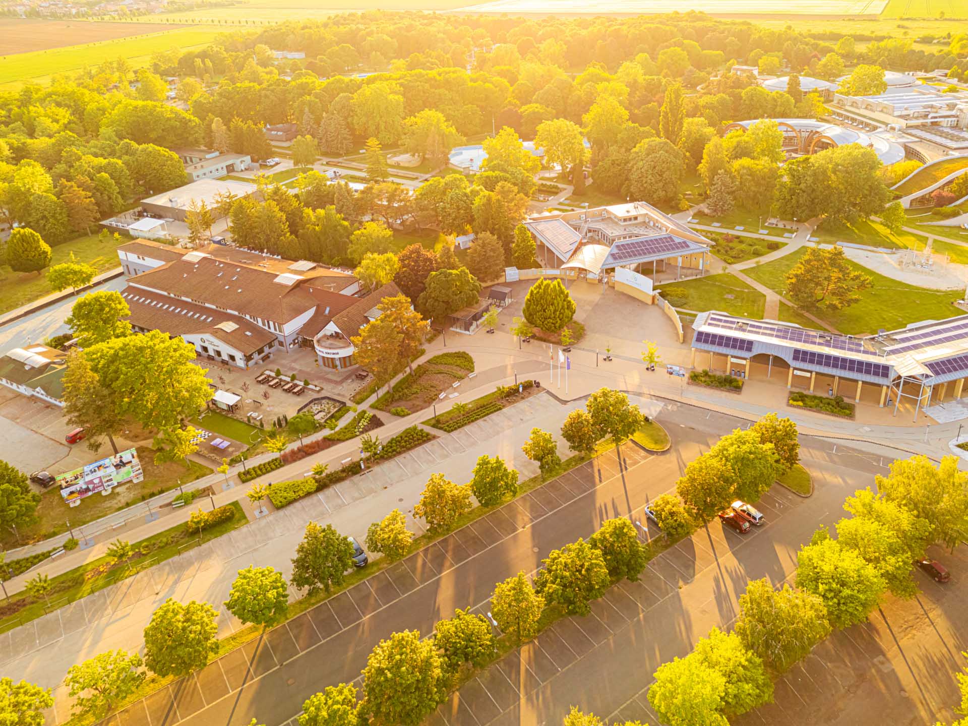 25-06-park-hotel-bukfurdo-galeria-11 Madártávlatos kép a Park Hotel Bükfürdő és a büki fürdő együtteséről, amelyen a hitel ingyenes parkolóhelyei is látszanak