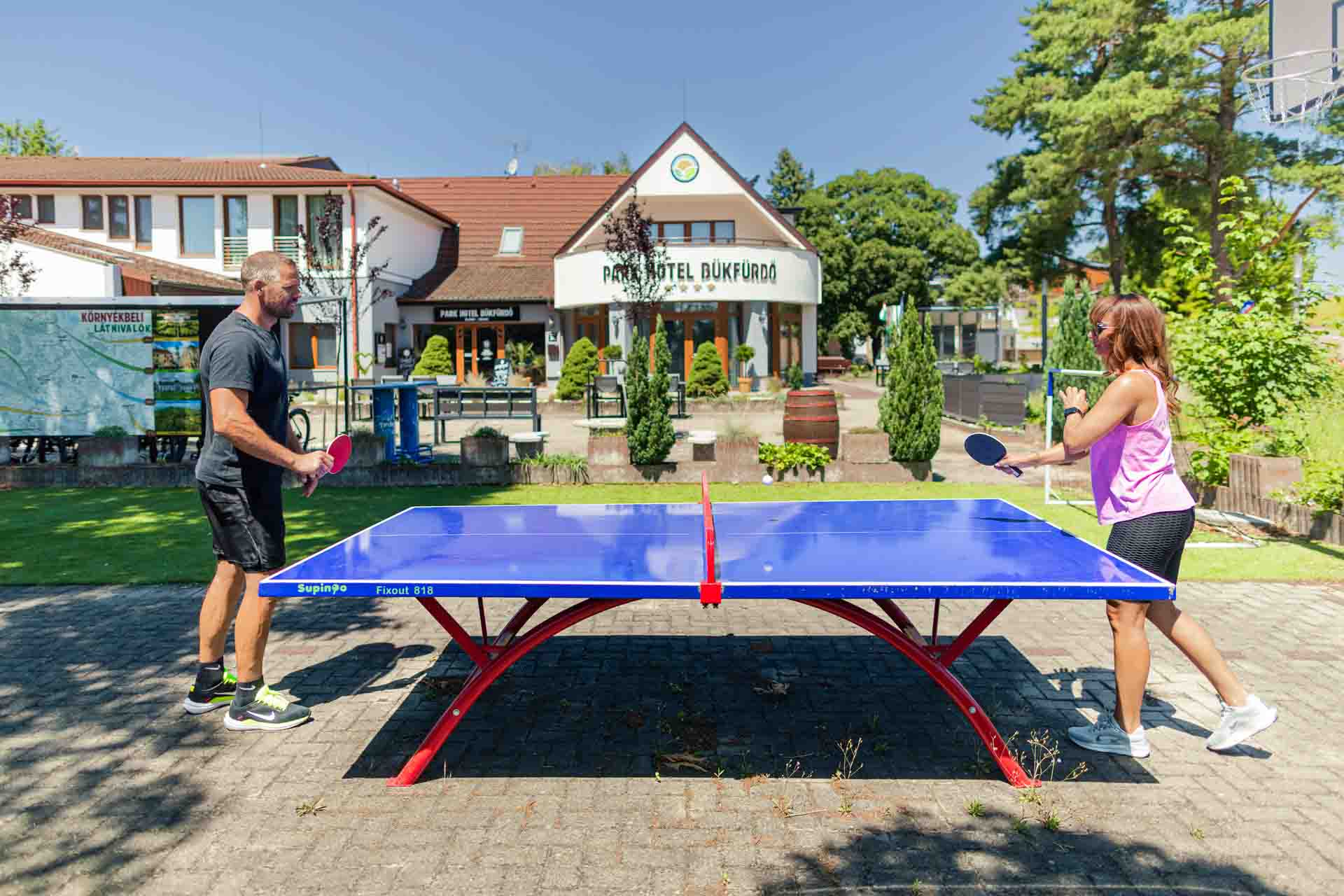 Park Hotel Bükfürdő Fiatal pár pingpongozik a Park Hotel Bükfürdő udvarán